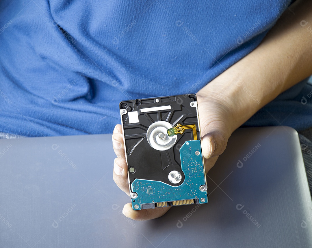 Homem seguram discos rígidos