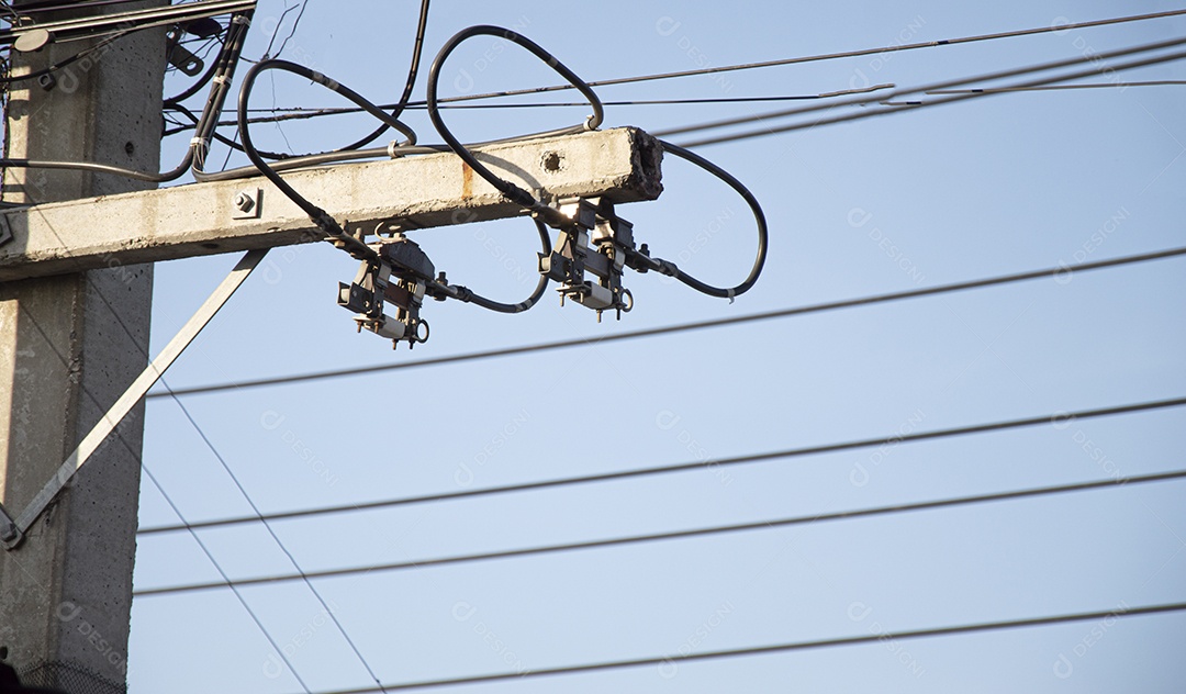 Imagem de um grande fusível montado em um poste