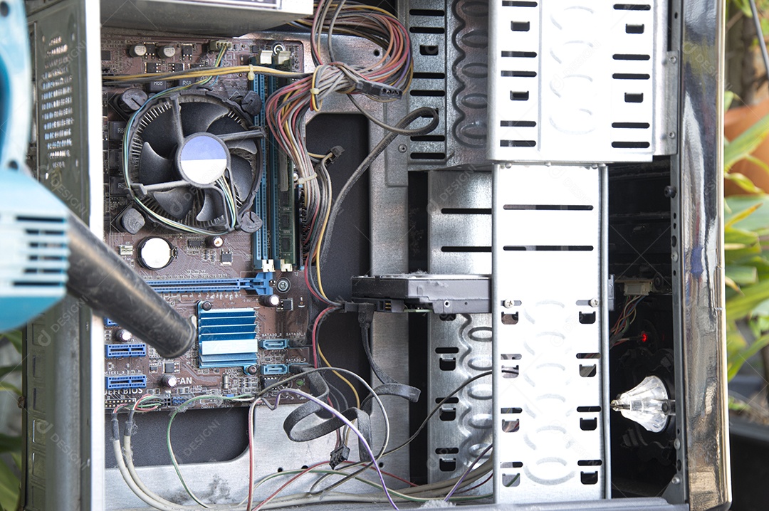 Limpando um computador empoeirado com um soprador