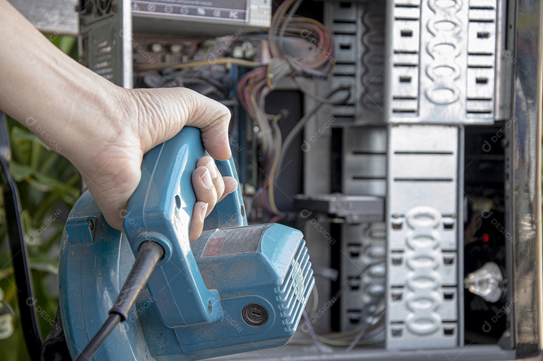 Limpando um computador empoeirado com um soprador