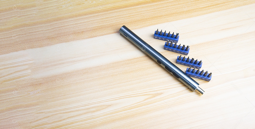 Uma mini chave de fenda elétrica ponta intercambiável