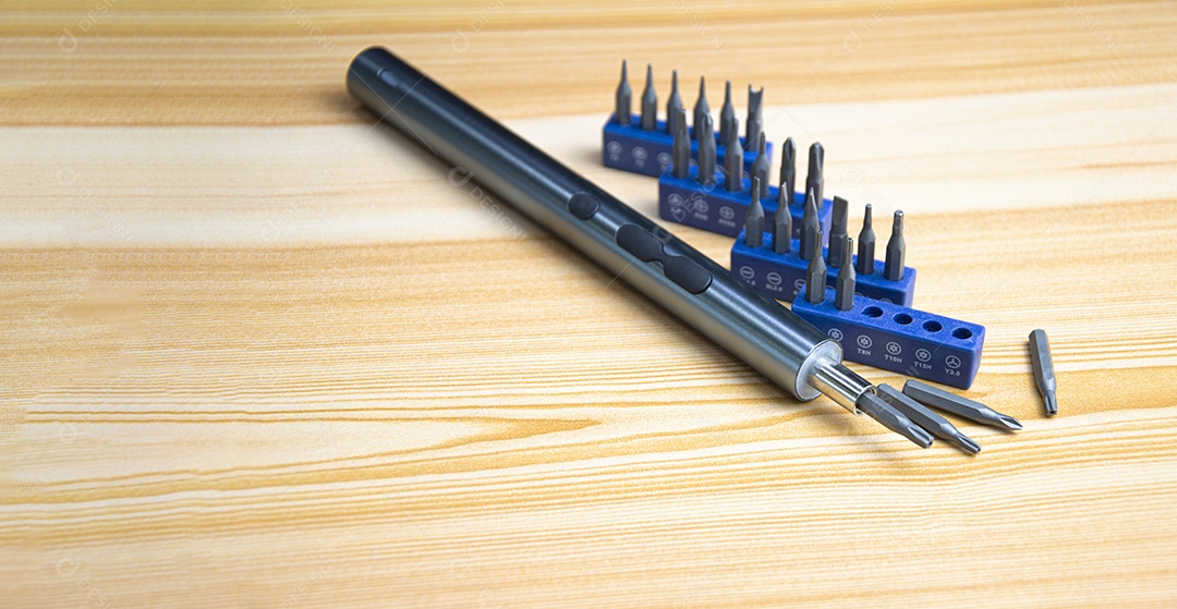 Uma mini chave de fenda elétrica ponta intercambiável