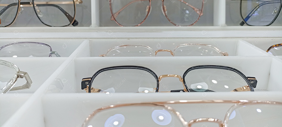 Gaveta e prateleira com óculos de ótica