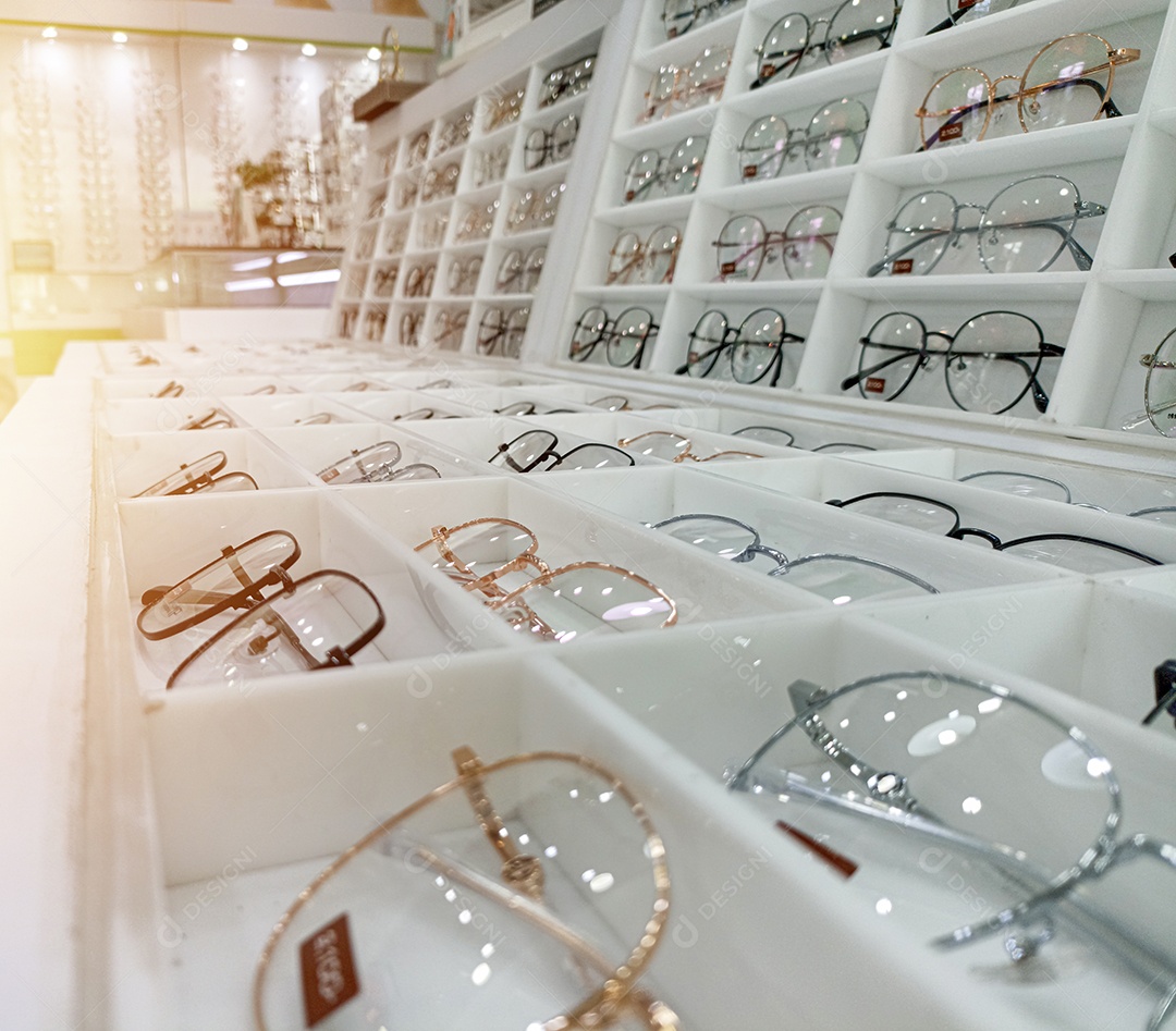 Várias fotos de óculos são colocadas na prateleira