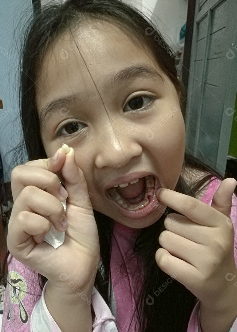 Uma menina cujos dentes de leite caíram