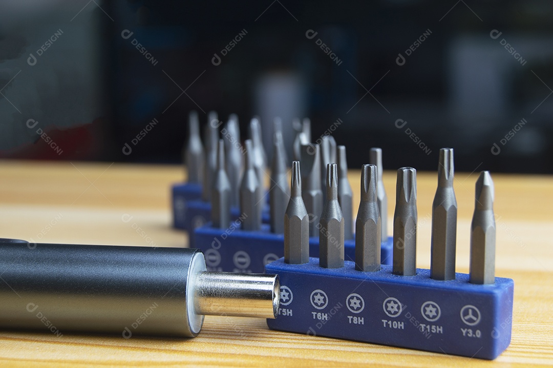 Uma mini chave de fenda elétrica ponta intercambiável