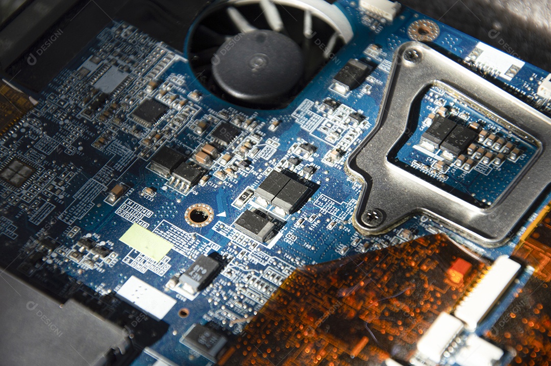 Vista superior da placa mãe antiga empoeirada