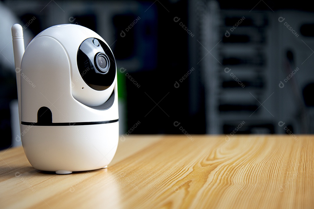 Câmera IP branca colocada no chão de madeira
