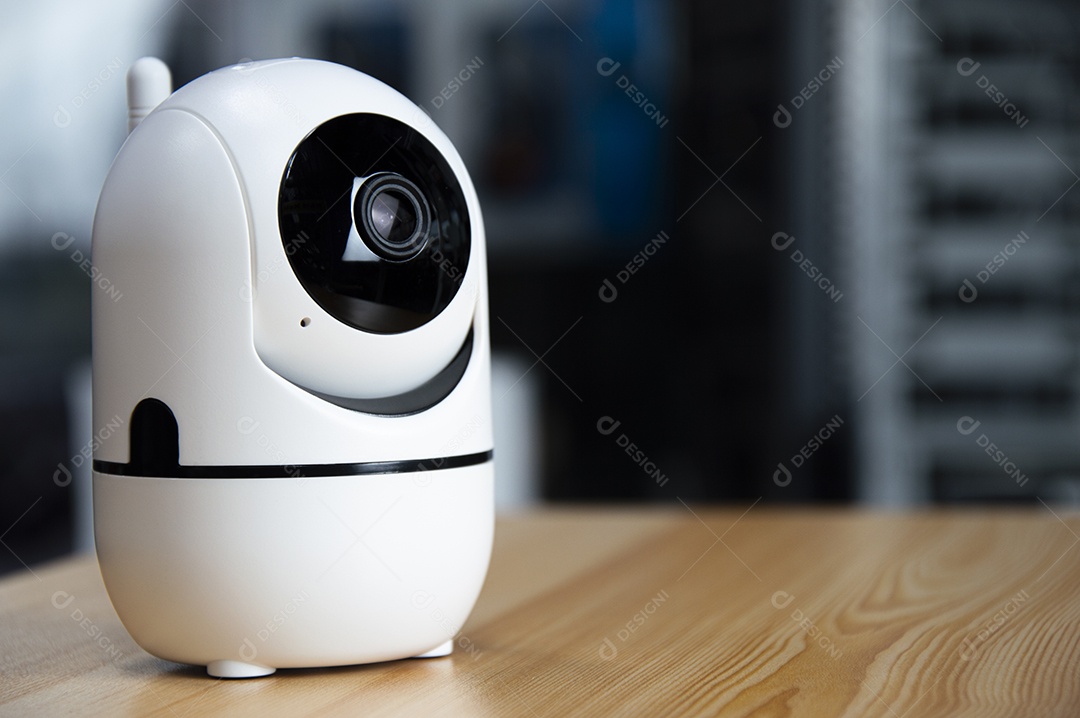 Câmera IP branca colocada no chão de madeira