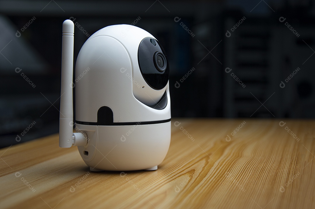 Câmera IP branca colocada no chão de madeira