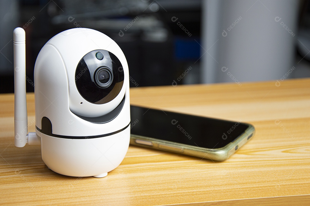 Câmera IP branca colocada no chão de madeira
