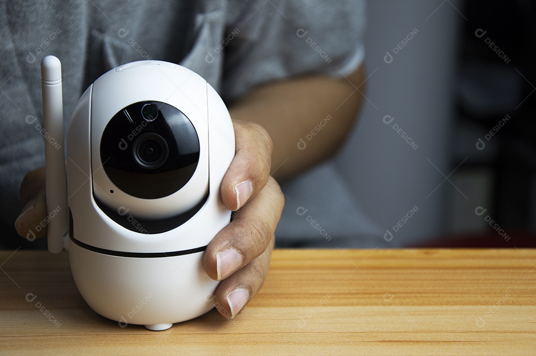 Câmera IP branca colocada no chão de madeira