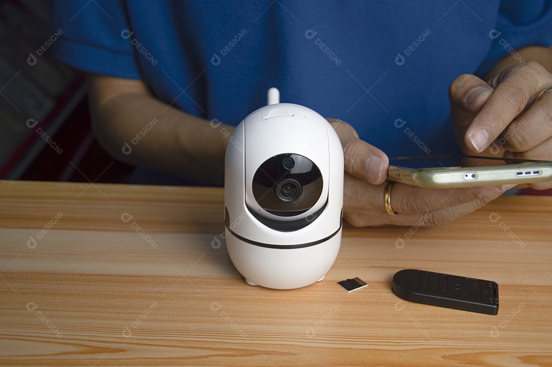 Homem conceitual operando câmera ip