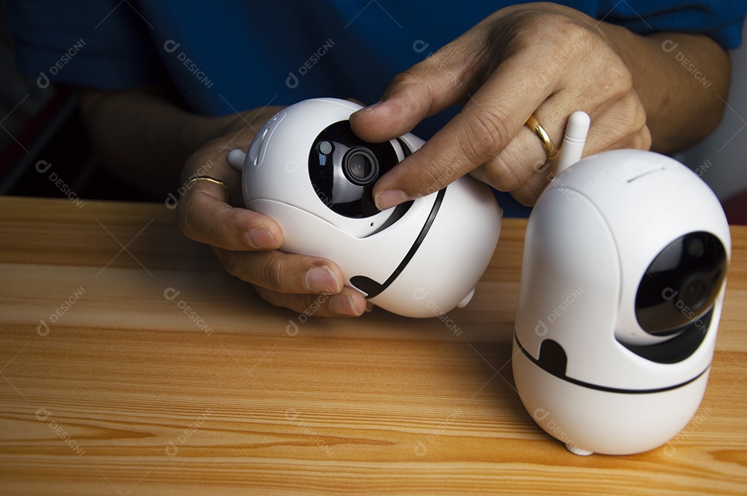 Homem conceitual operando câmera ip