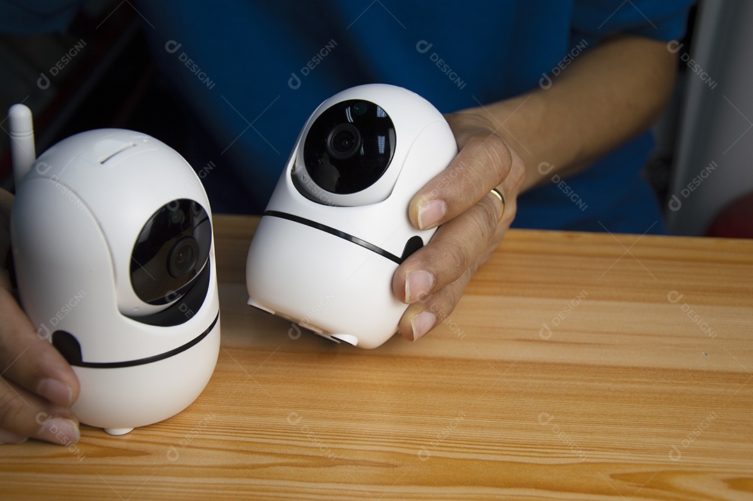 Homem conceitual operando câmera IP câmeras IP brancas