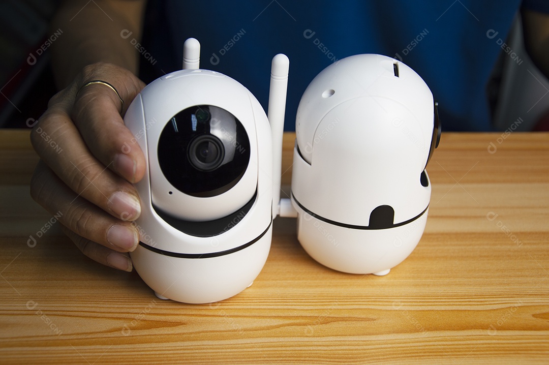 Homem conceitual operando câmera IP câmeras IP brancas