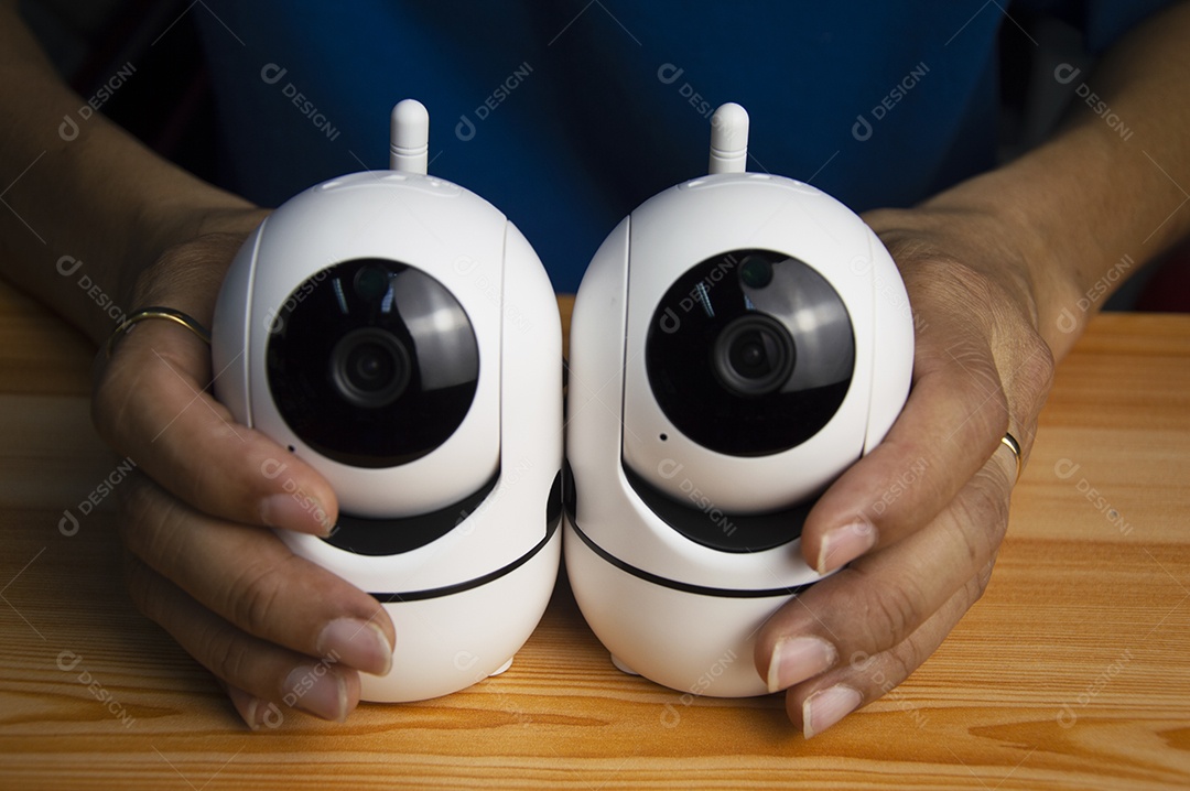 Homem conceitual operando câmera IP câmeras IP brancas