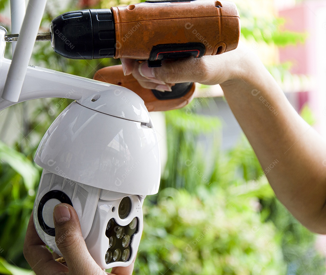 Homem instalando IP CCTV ou sistema de vigilância de alta tecnologia