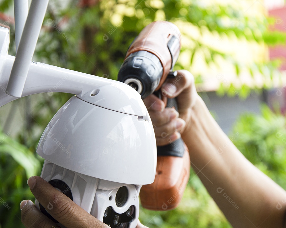 Homem instalando IP CCTV ou sistema de vigilância de alta tecnologia