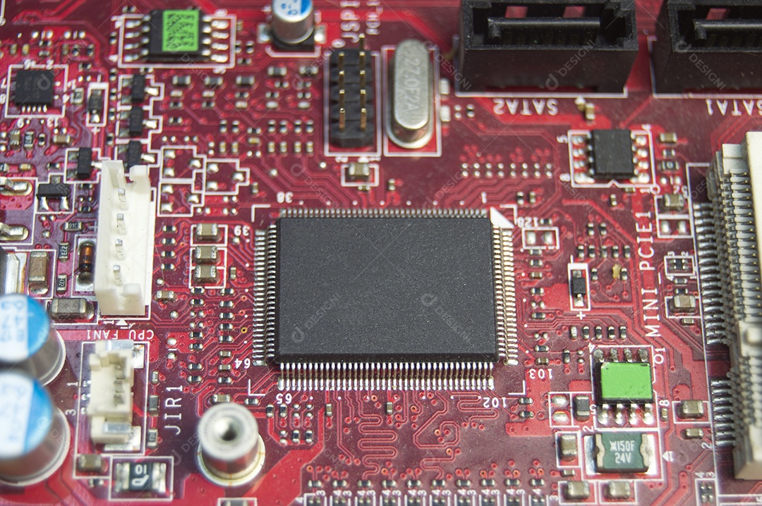 Mêcanico reparando placa mãe do computador