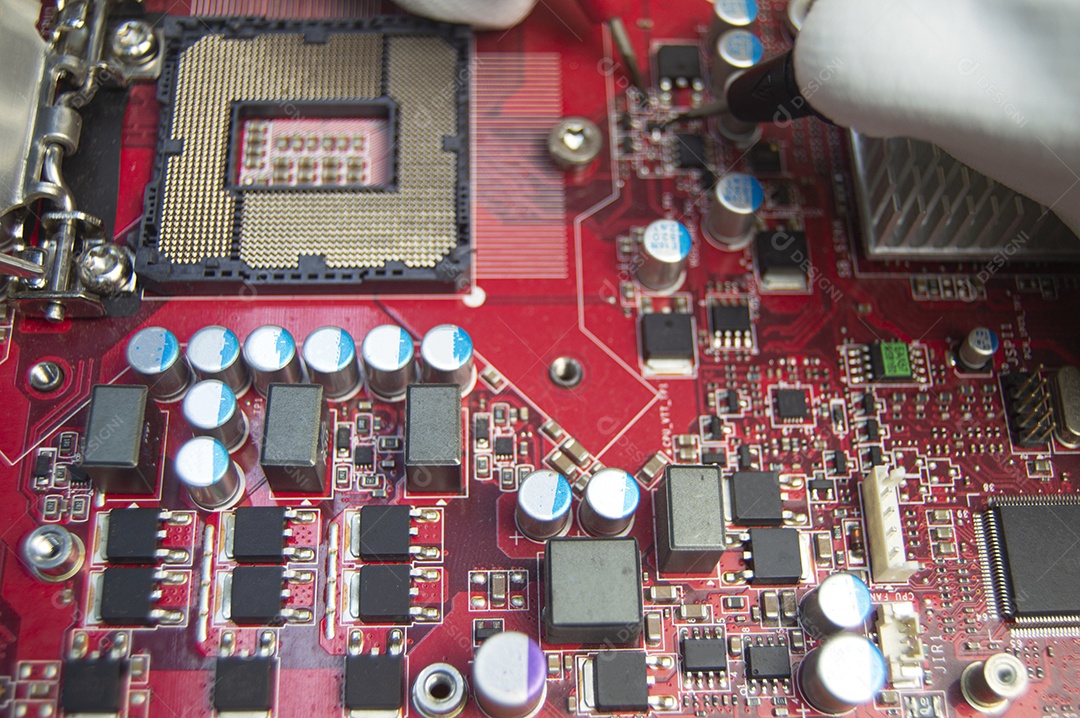 Mêcanico reparando placa mãe do computador