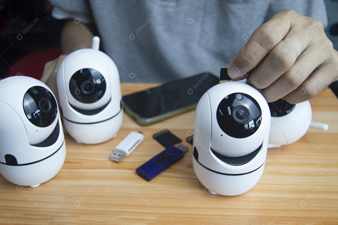 Câmera IP branca colocada na mesa de madeira