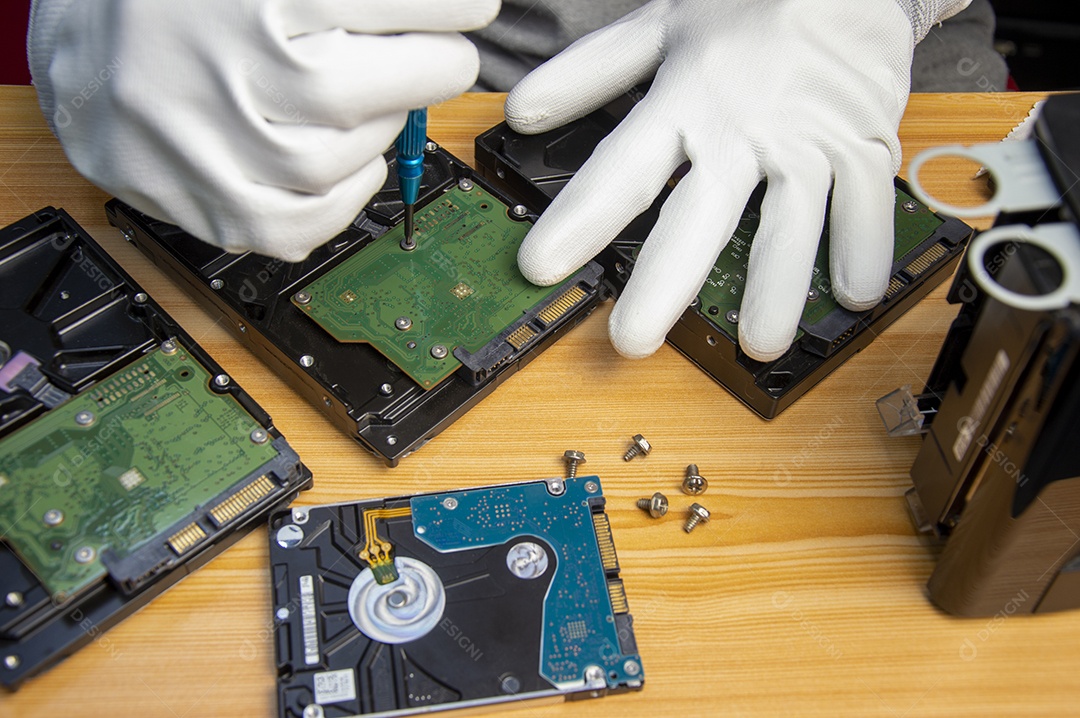 Técnico que repara a placa mãe do computador