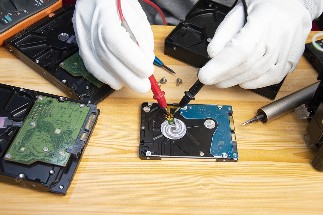 Técnico está reparando disco rígido