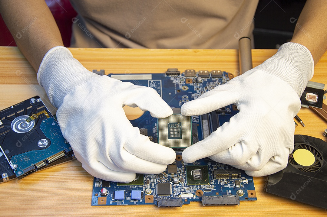 Técnico que repara a placa mãe do computador