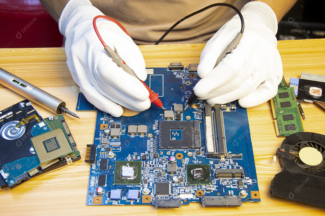 Técnico que repara a placa mãe do computador
