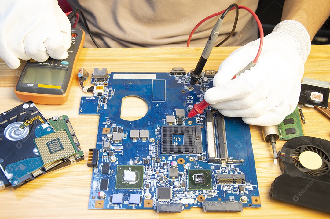 Técnico que repara a placa mãe do computador
