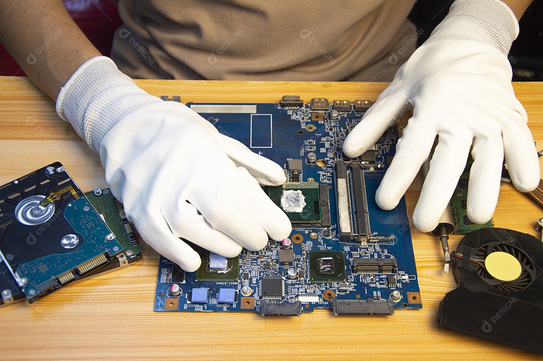 Técnico que repara a placa mãe do computador