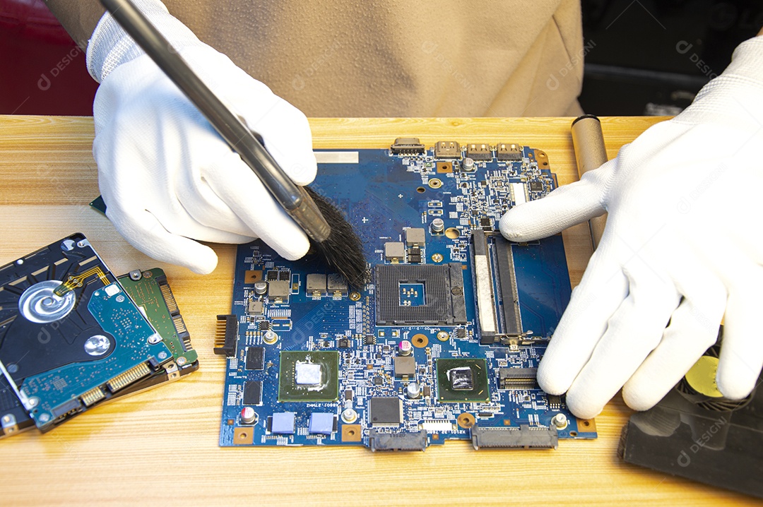 Técnico que repara a placa mãe do computador