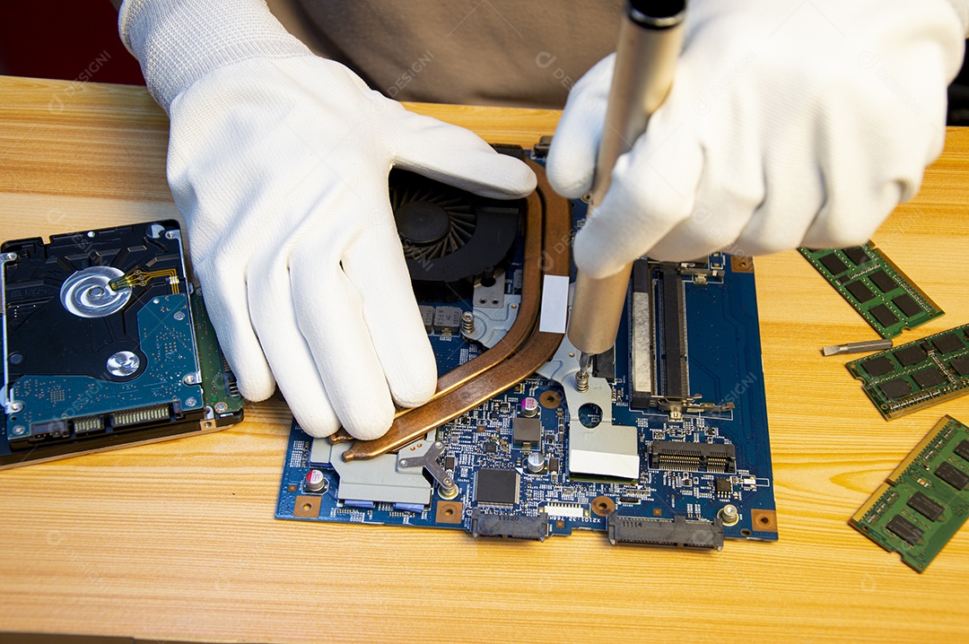 Técnico que repara a placa mãe do computador