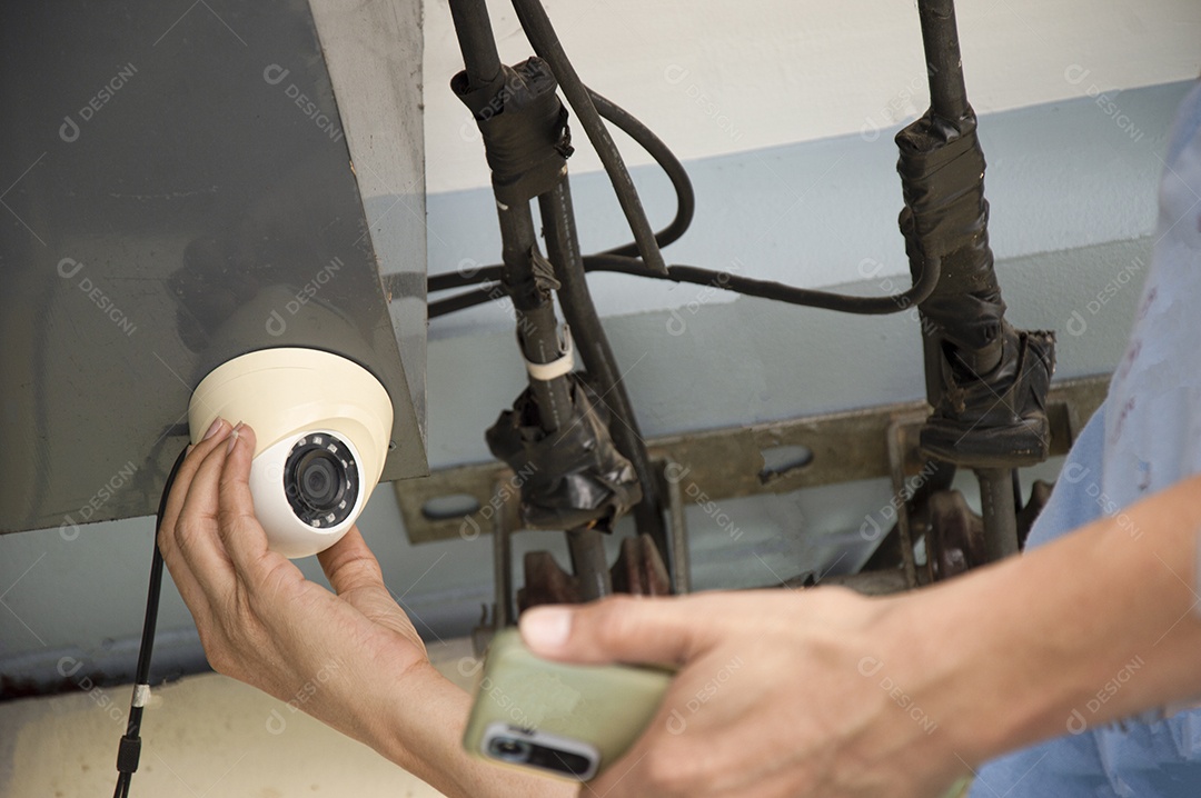 Câmera sendo instalando