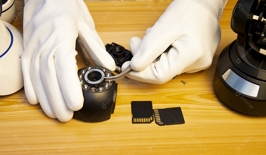 Técnico montando camera