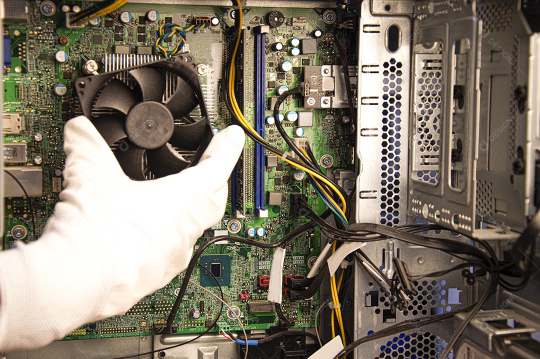 Técnico de vista lateral consertando computador