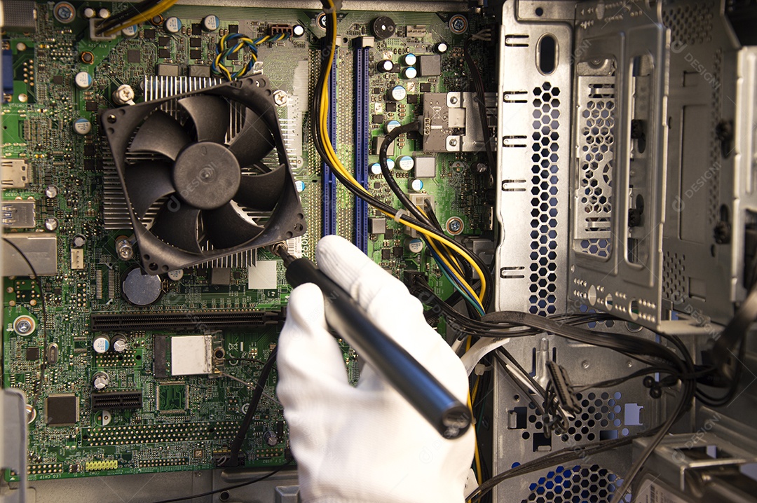 Técnico de vista lateral consertando computador