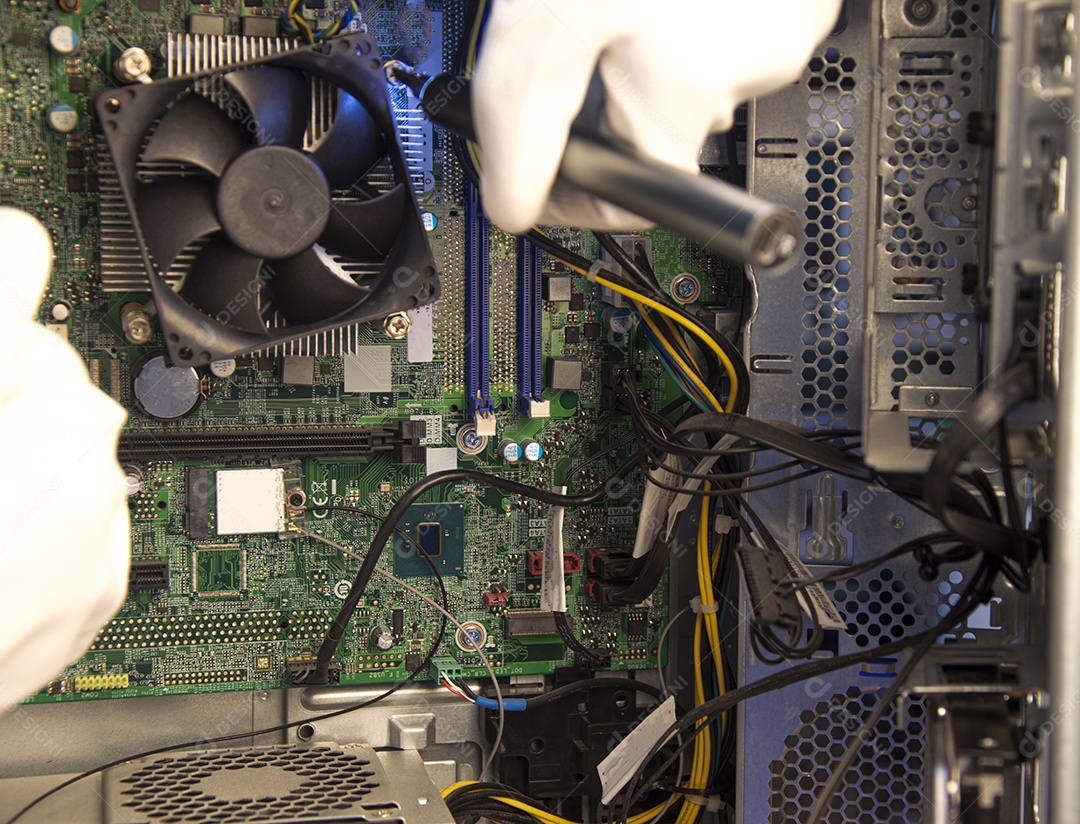 Técnico de vista lateral consertando computador