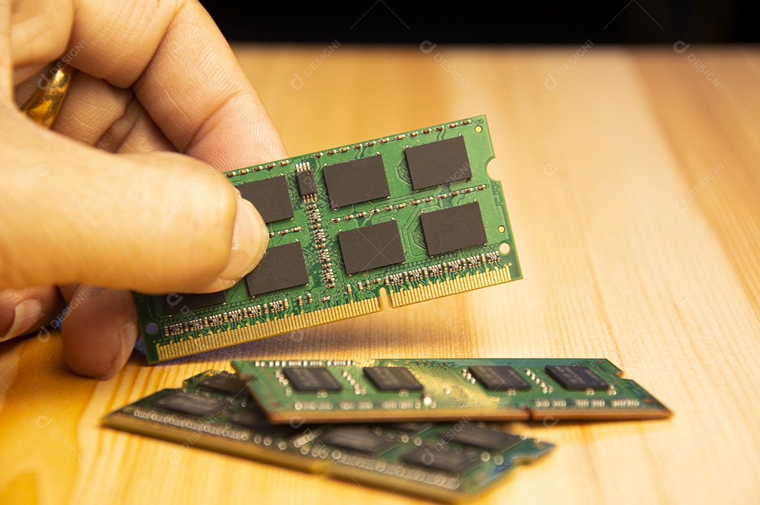 Tailândia tipo ram ddr3 Laptop antigo na mão no chão de madeira