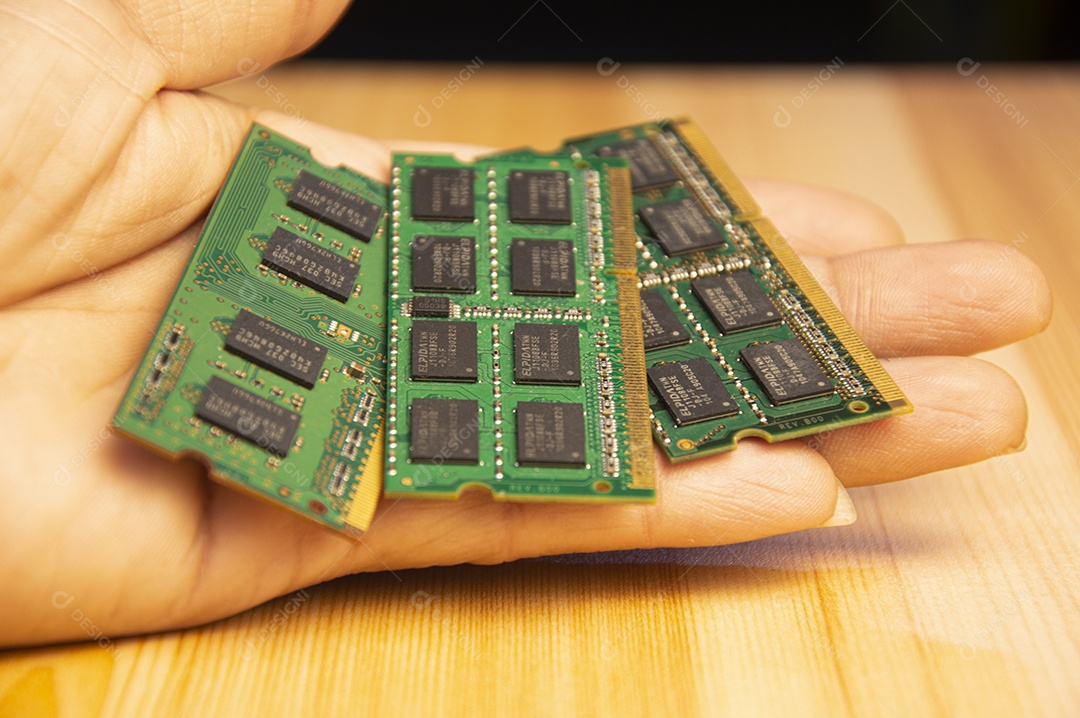 Tailândia tipo ram ddr3 Laptop antigo na mão no chão de madeira