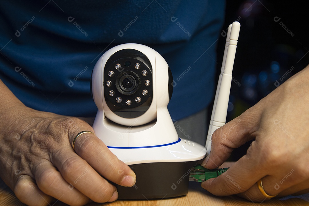 Homem conceitual operando câmera ip