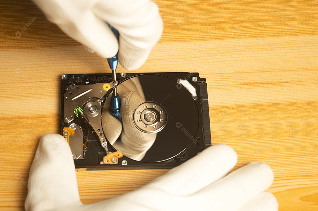 Vista superior do mecânico reparando disco rígido