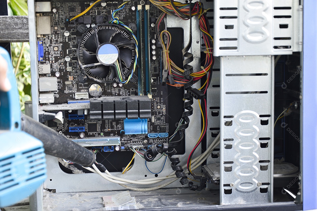 Limpando um computador empoeirado com um soprador