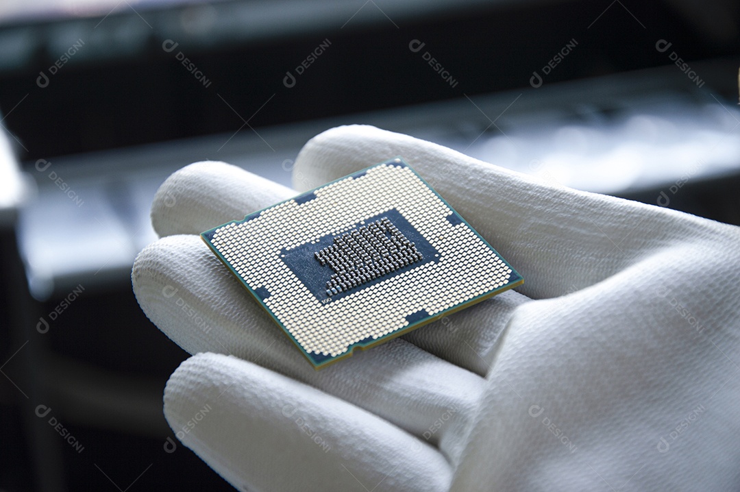 Uma imagem de um técnico segurando uma CPU na mão