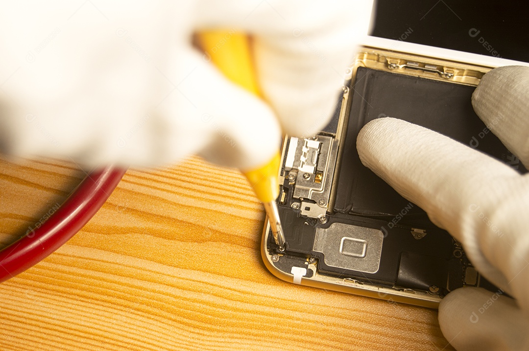 Vista superior técnico reparando um celular