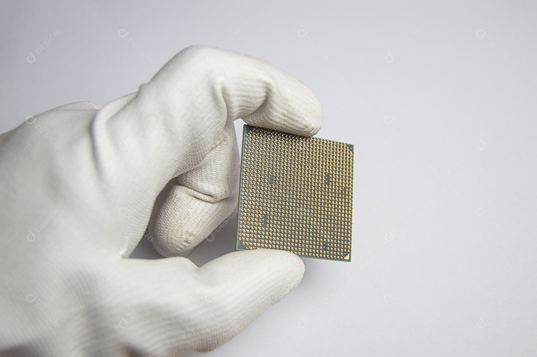 Imagem do chip CPU na mão CPU com muitos pinos em fundo branco