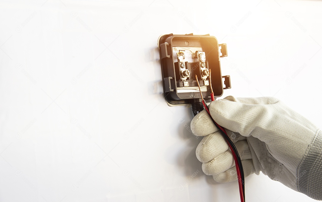 Técnicos estão conectando fios a painéis solares