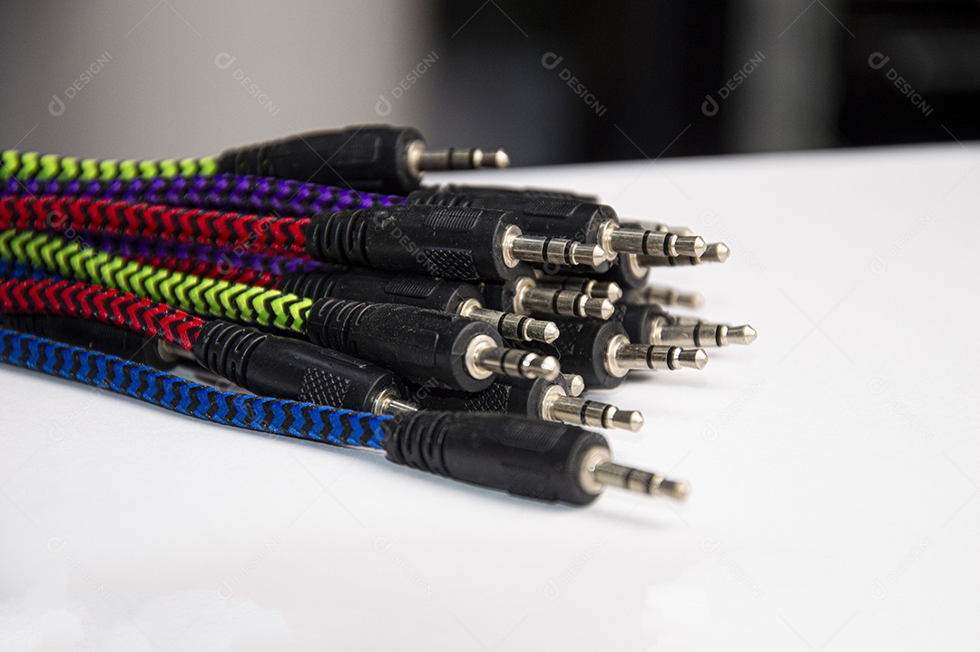 Muitos conectores de áudio colocados em fundo branco