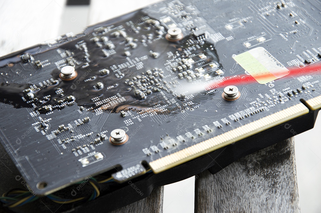 Vista do técnico usando spray para limpar a placa gráfica